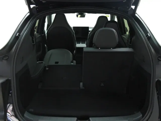 Tesla Model Y L — Фото автомобиля 15
