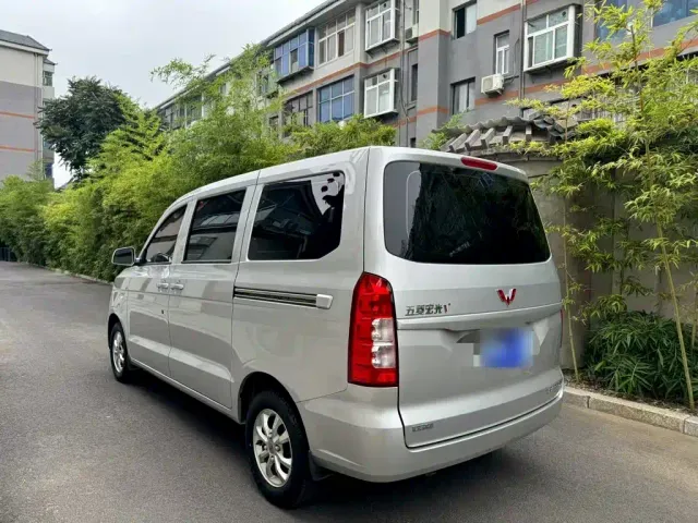 Wuling Hongguang V — Фото автомобиля 4