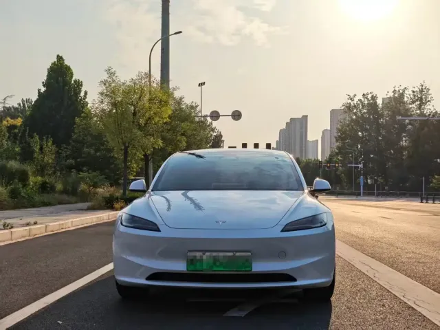 Tesla Model 3 — Фото автомобиля 18