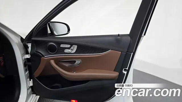 Mercedes-Benz E-Class — Фото автомобиля 24
