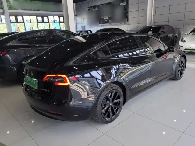 Tesla Model 3 — Фото автомобиля 6