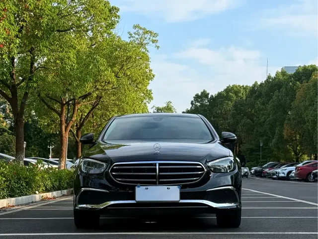 Mercedes-Benz E-Class — Фото автомобиля 2