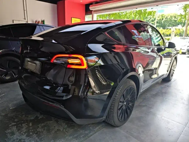 Tesla Model Y — Фото автомобиля 6