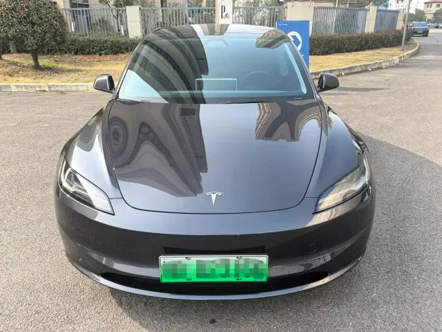 Tesla Model 3 — Фото автомобиля 2