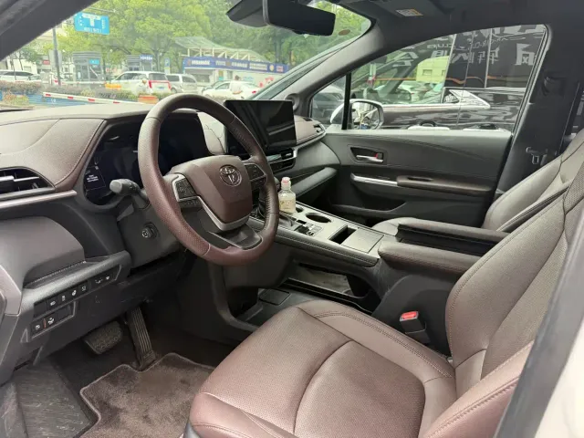 Toyota Sienna — Фото автомобиля 4