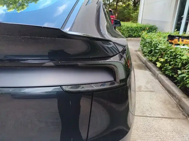Tesla Model Y L — Фото автомобиля 7