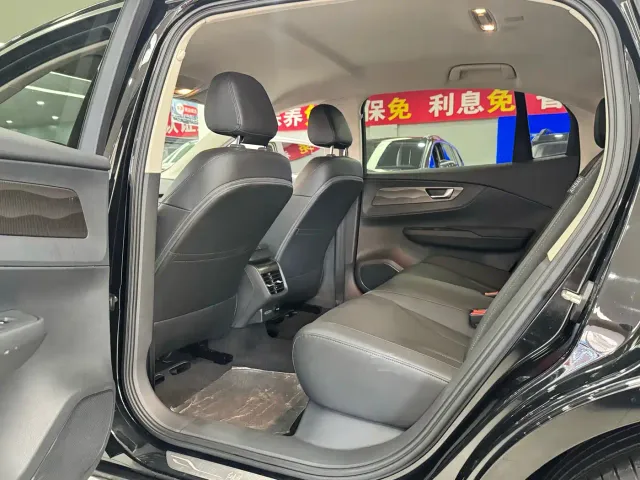 Hongqi E-QM5 — Фото автомобиля 6