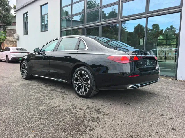 Mercedes-Benz E-Class — Фото автомобиля 9