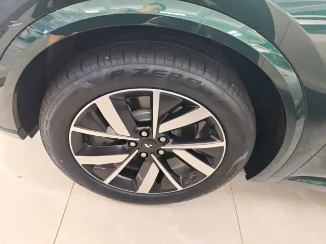 Li Auto L8 — Фото автомобиля 22