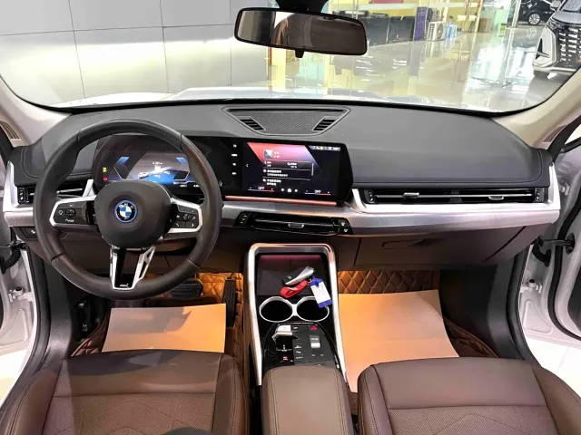 BMW iX1 — Фото автомобиля 9