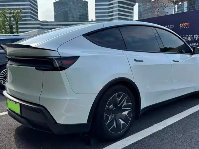 Tesla Model Y L — Фото автомобиля 3