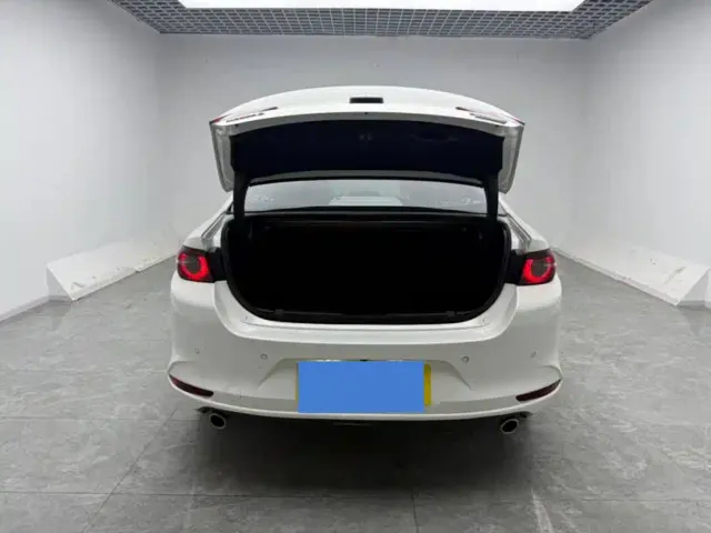 Mazda Axela — Фото автомобиля 19
