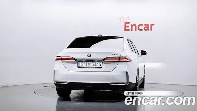 BMW 5 Series — Фото автомобиля 4
