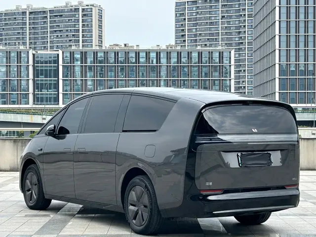 Li Auto MEGA — Фото автомобиля 7