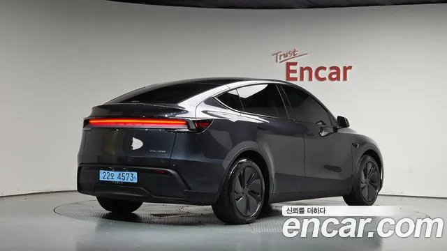 Tesla Model Y — Фото автомобиля 2