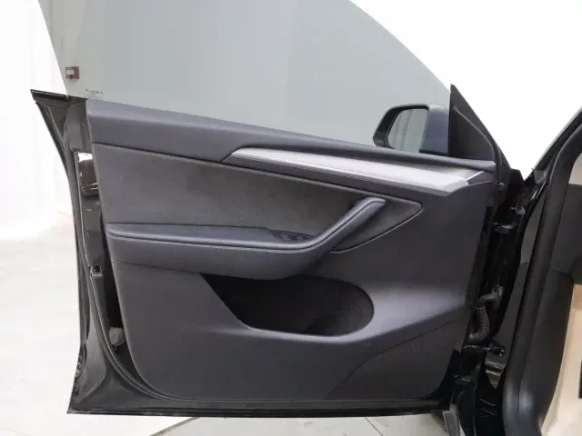 Tesla Model Y — Фото автомобиля 10
