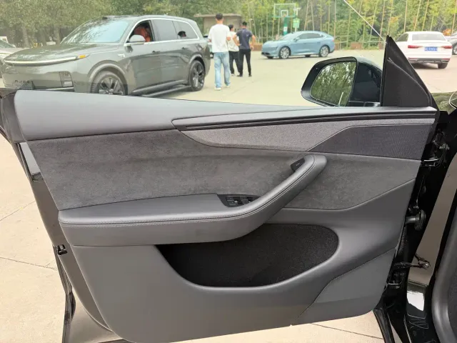 Tesla Model Y — Фото автомобиля 9