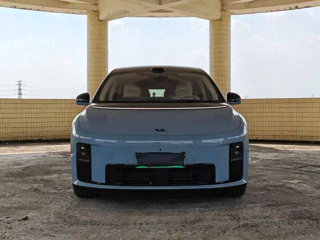 Li Auto i8 — Фото автомобиля 3