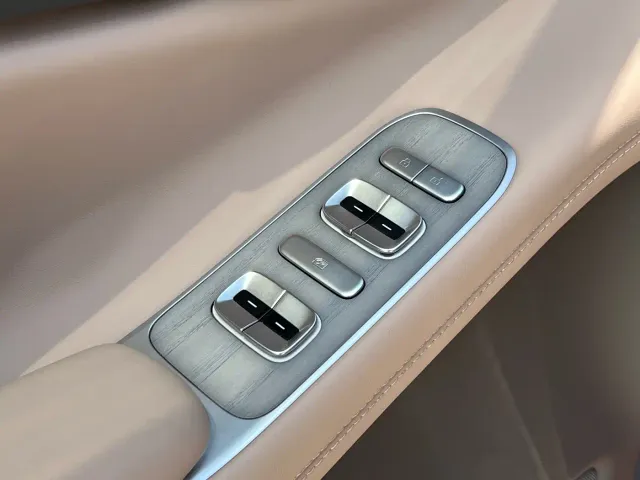 Xpeng X9 — Фото автомобиля 14