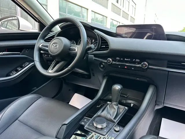 Mazda Axela — Фото автомобиля 7
