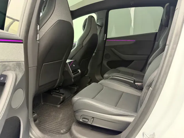 Tesla Model Y L — Фото автомобиля 10