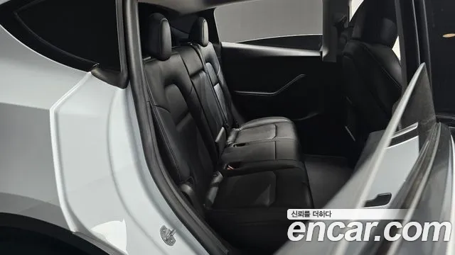 Tesla Model Y — Фото автомобиля 11