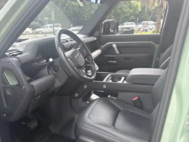 Land Rover Defender — Фото автомобиля 3