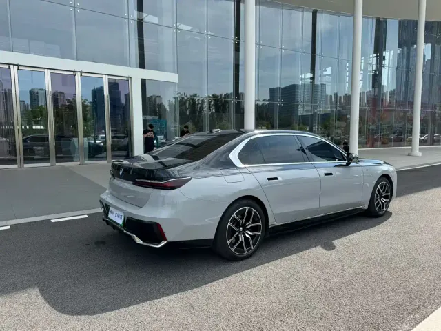 BMW i7 — Фото автомобиля 9