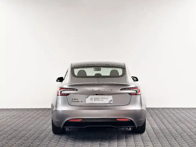 Tesla Model 3 — Фото автомобиля 6