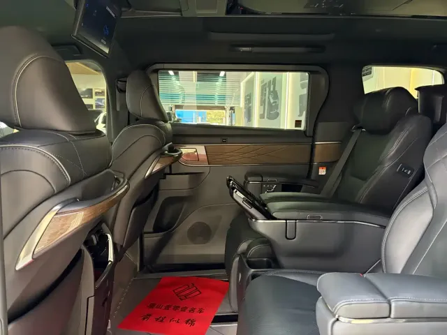 Toyota Alphard — Фото автомобиля 23