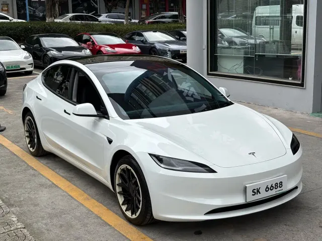 Tesla Model 3 — Фото автомобиля 4