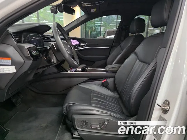 Audi e-tron — Фото автомобиля 10