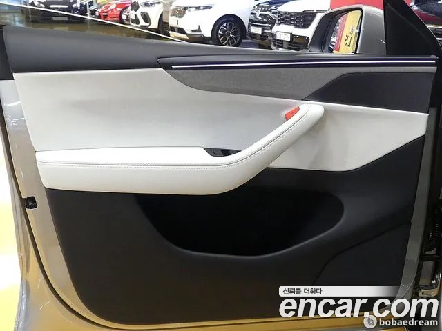 Tesla Model Y — Фото автомобиля 11
