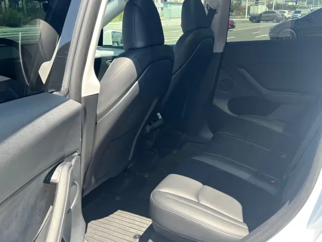 Tesla Model Y — Фото автомобиля 11