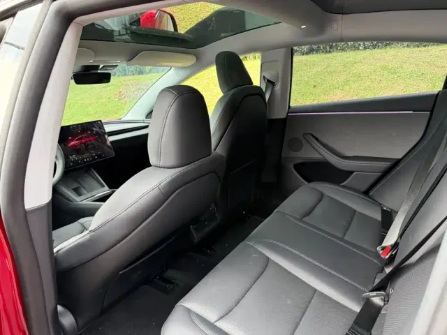 Tesla Model 3 — Фото автомобиля 10