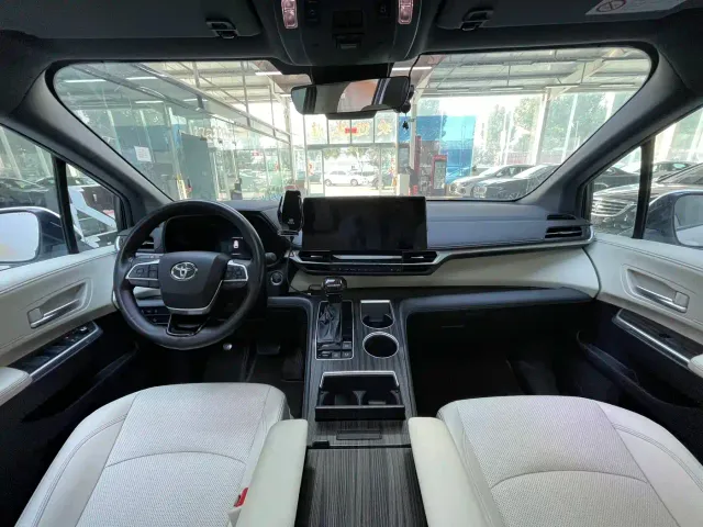 Toyota Sienna — Фото автомобиля 18