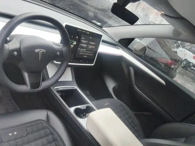 Tesla Model Y — Фото автомобиля 12