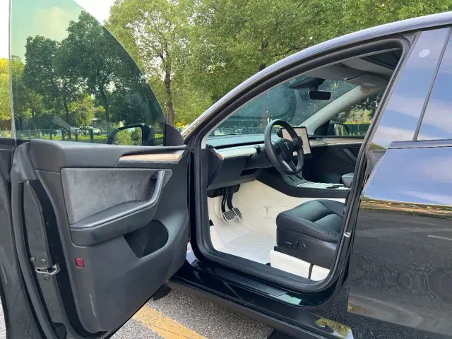 Tesla Model Y 2022 Rear-Wheel Drive Version — Фото автомобиля 6