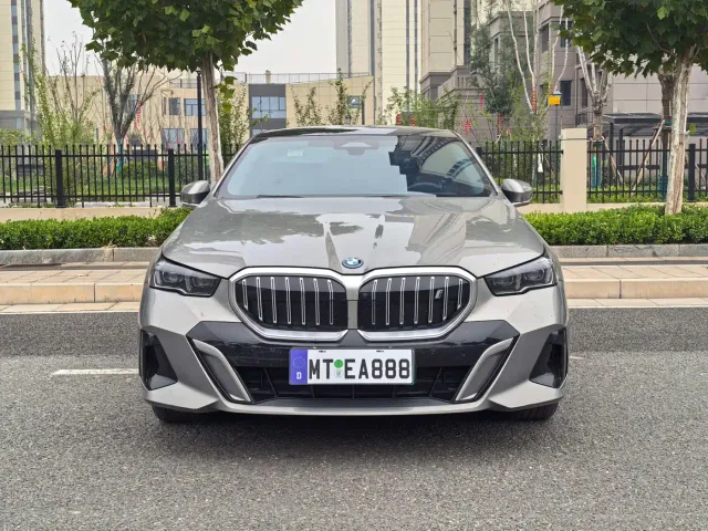 BMW i5 — Фото автомобиля 2