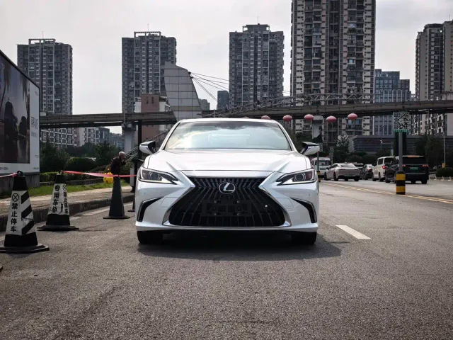 Lexus ES — Фото автомобиля 4