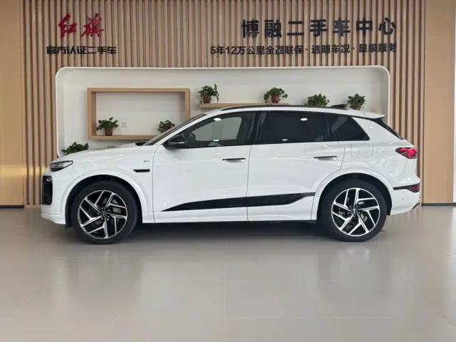 Audi Q6L e-tron — Фото автомобиля 3