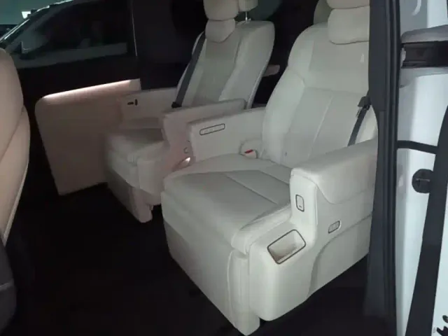 Li Auto MEGA — Фото автомобиля 16