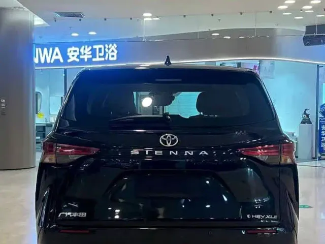 Toyota Sienna — Фото автомобиля 8