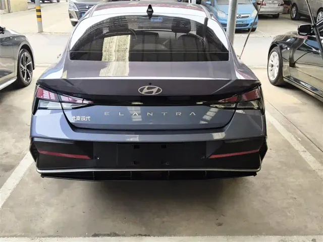 Hyundai Elantra — Фото автомобиля 16