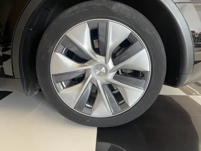 Tesla Model Y — Фото автомобиля 11