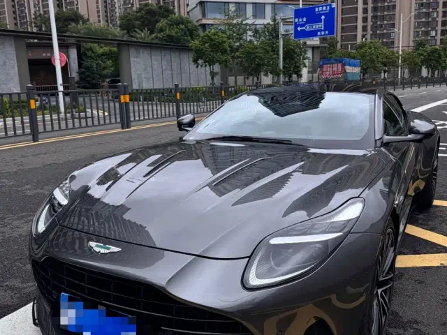 Фотография автомобиля — Aston Martin DB12