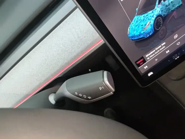 Tesla Model Y — Фото автомобиля 13