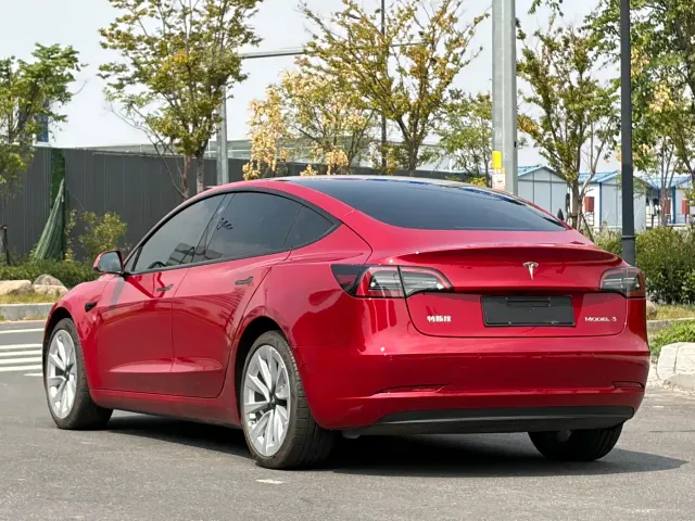 Tesla Model 3 — Фото автомобиля 4