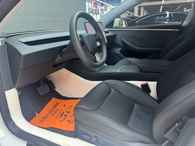 Tesla Model 3 — Фото автомобиля 4