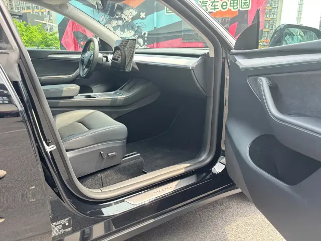 Tesla Model Y — Фото автомобиля 16